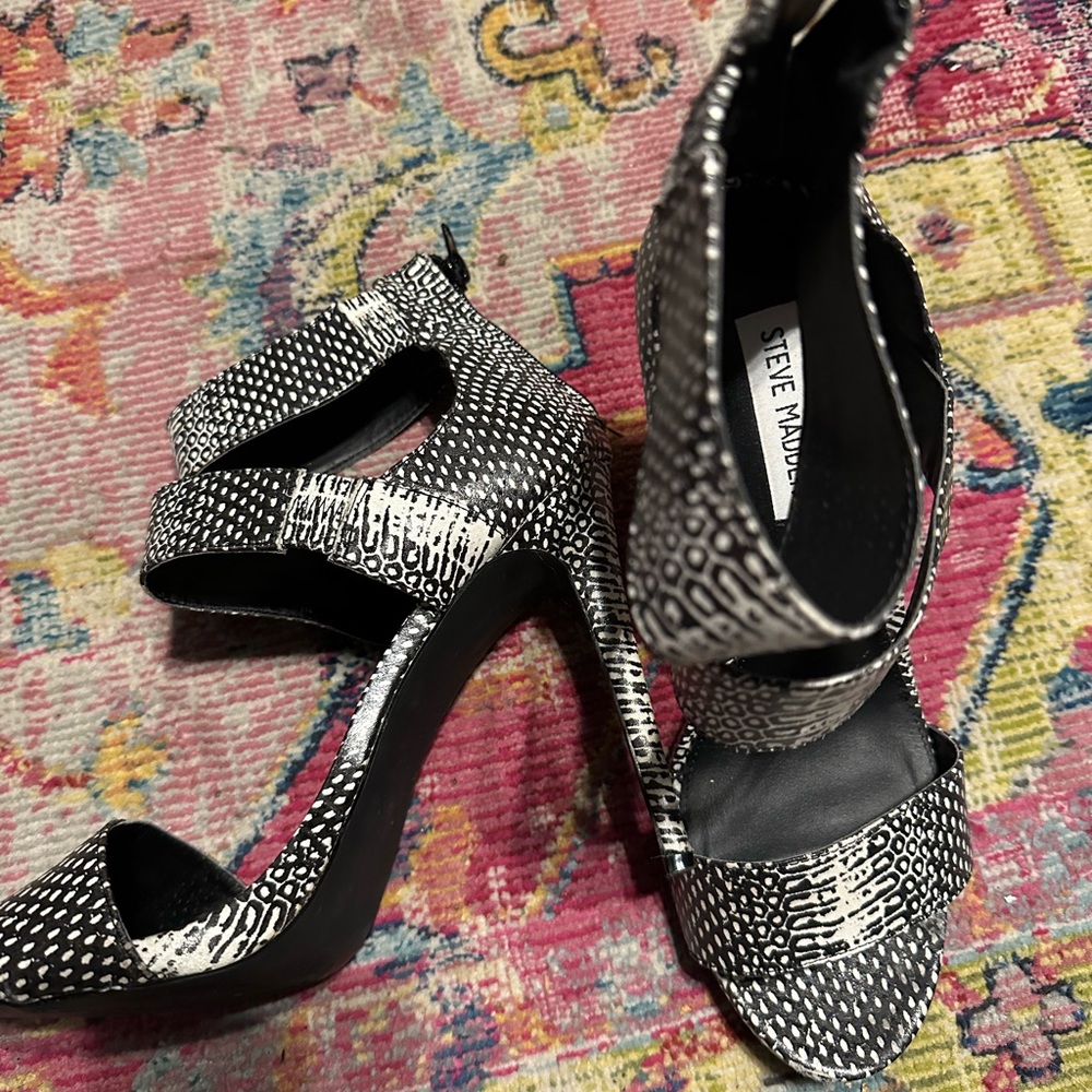 Steve Madden black and white vegan snake print Mira sandals. Women's size 10.